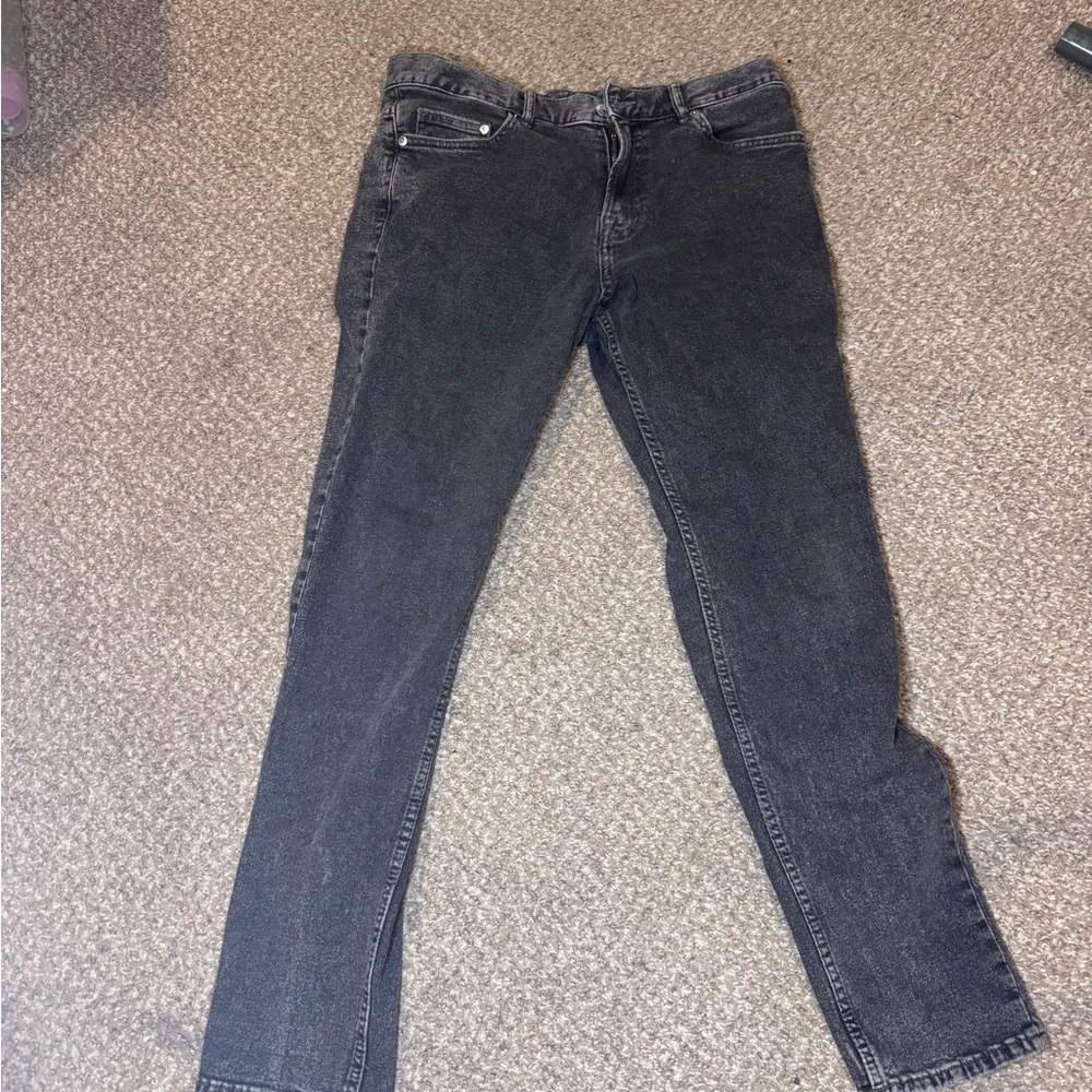 Classic H&M Slim Coupe Etroite skinny jeans in a black faded wash. - Picture 1 of 4